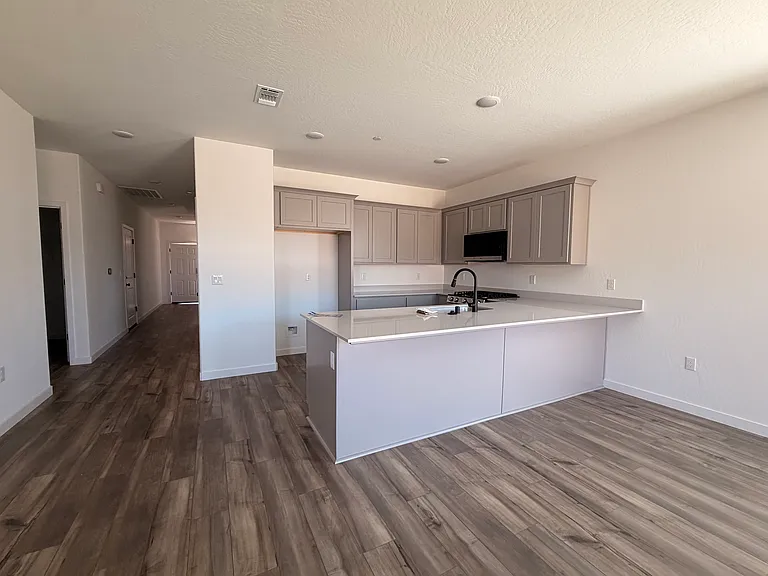 620 Riley Ave — Photo 2