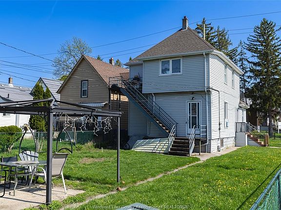 2nd image of 1104 Cataraqui St