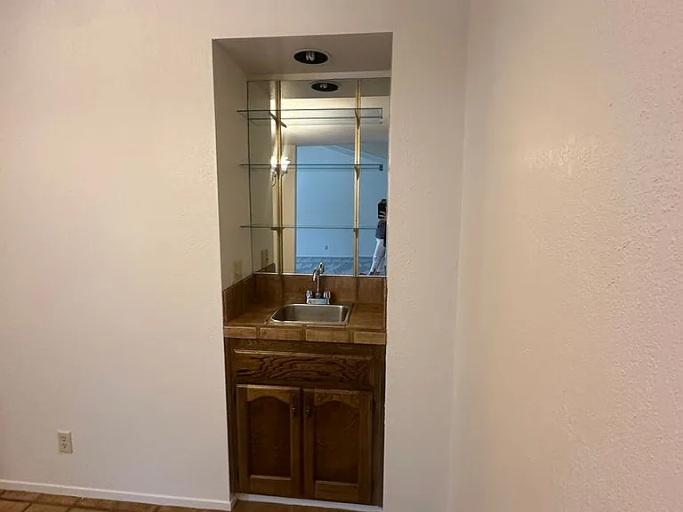 923 Greenfield Ave — Photo 10