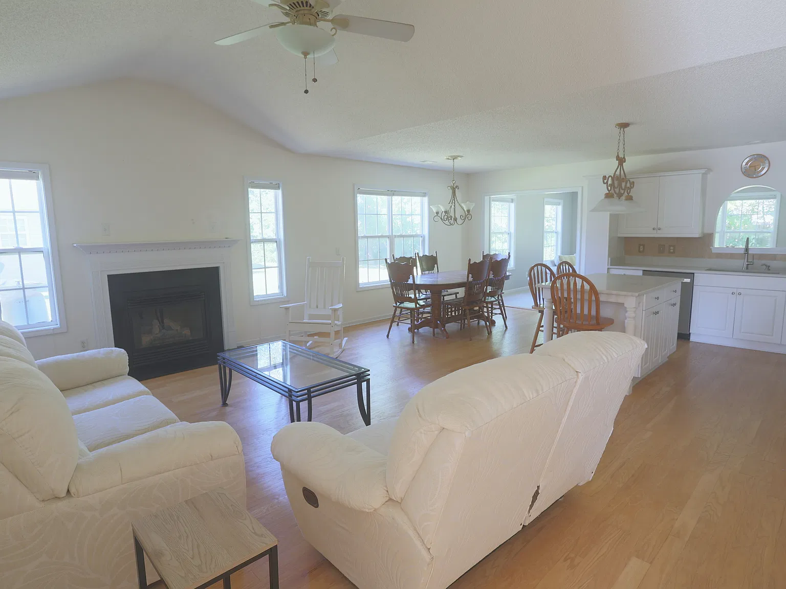 3 bed, 1645 sqft, $2,200 — Photo 2