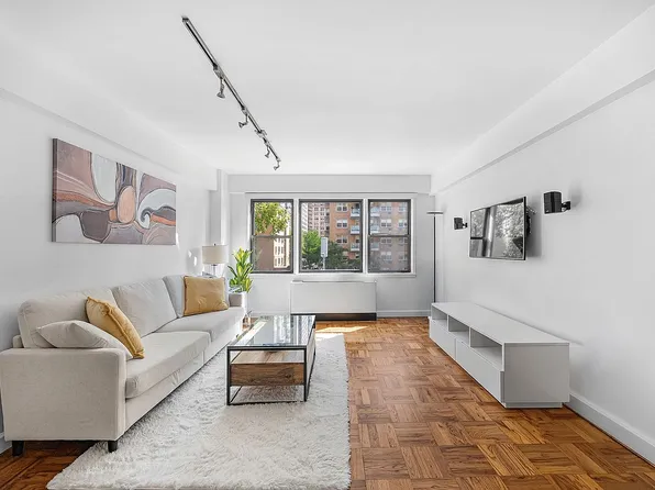 55 E 9th St APT 4H, New York, NY 10003
