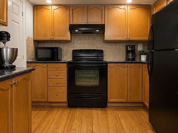 5th image of 33 Cox Blvd #337
