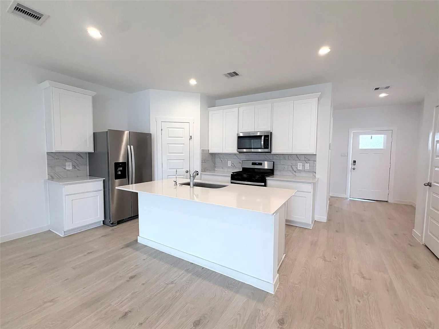 4 bed, 3.0 bath, 2178 sqft, $2,350 — Photo 2