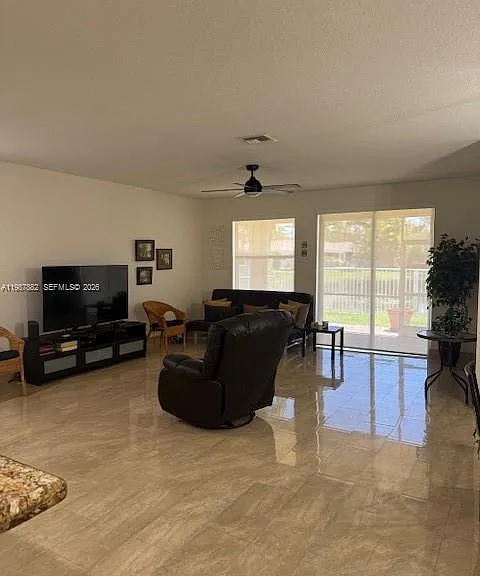 513 Live Oak Ln — Photo 5