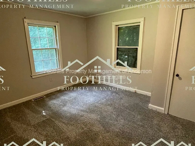 1009 S Manning St — Photo 5