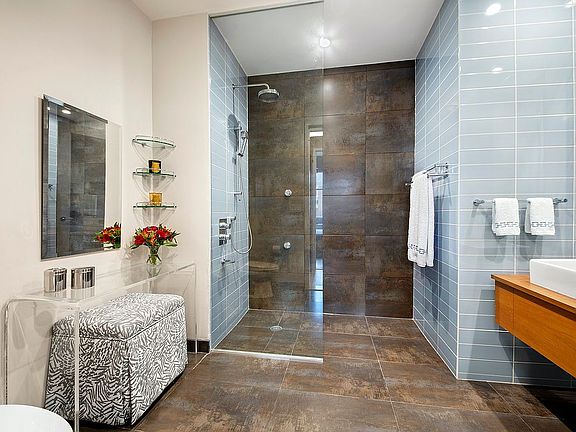 4th image of 420 W 25th St APT 4C