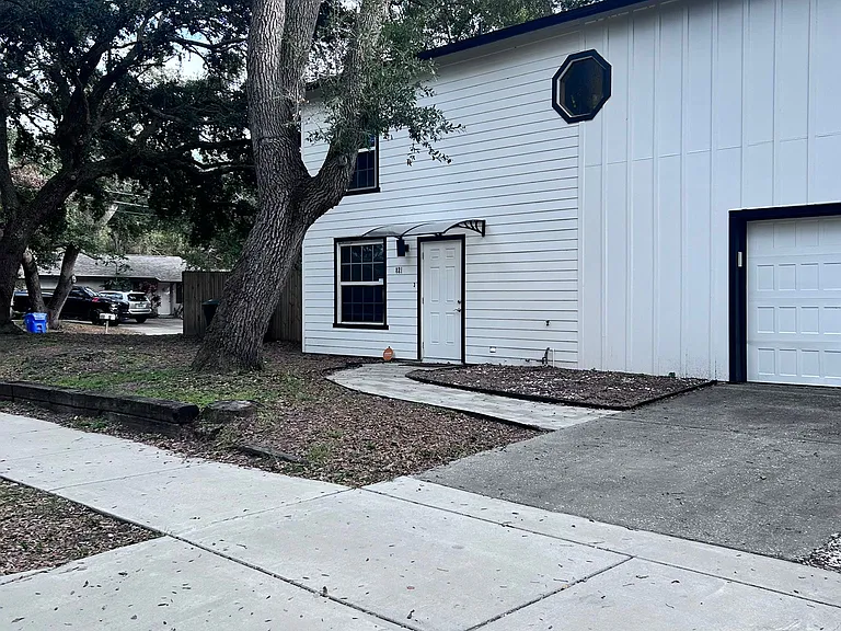 821 Lyndhurst St — Photo 2