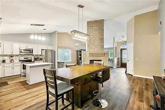 3 bed, 2.0 bath, 1508 sqft, $2,300 — Photo 3