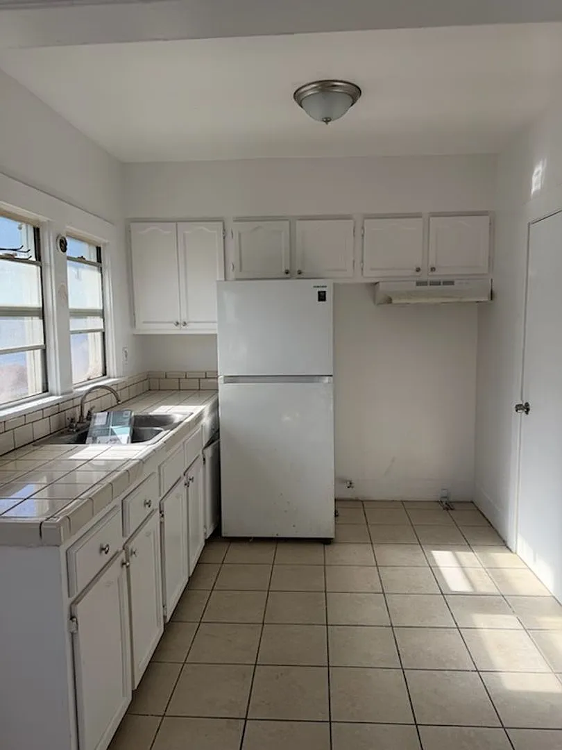 833 W. 42nd Place — Photo 1
