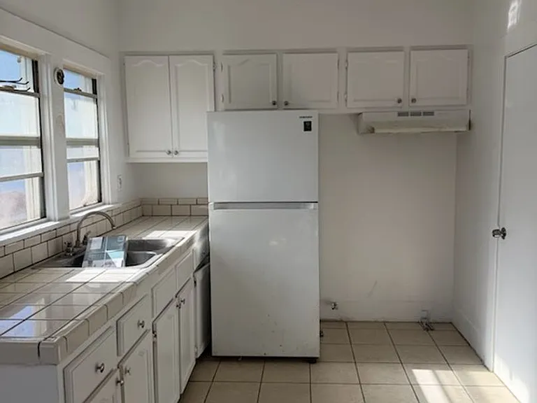 833 W 42nd Pl — Photo 1