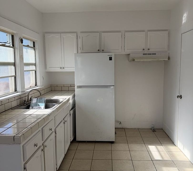 1st image of 833 W 42nd Pl