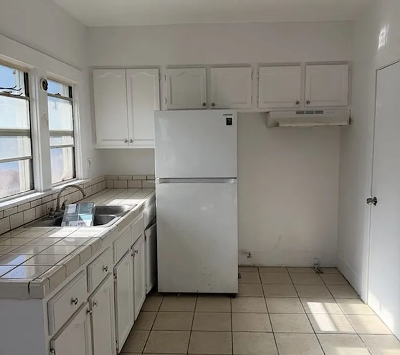 833 W 42nd Pl