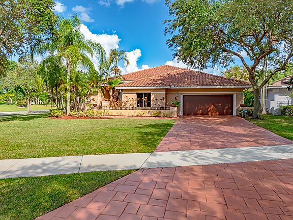 5th image of 1074 Deerwood Ln