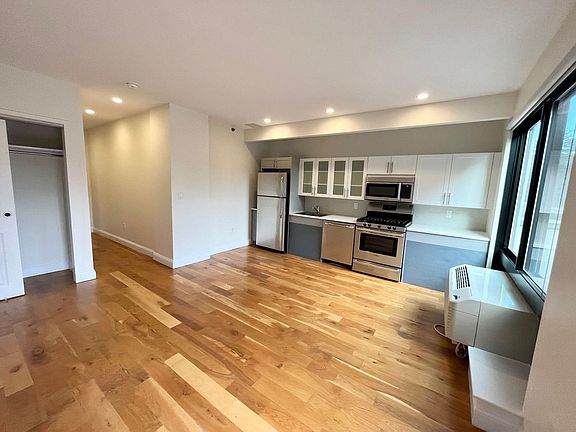2nd image of 490 Myrtle Ave APT 2O