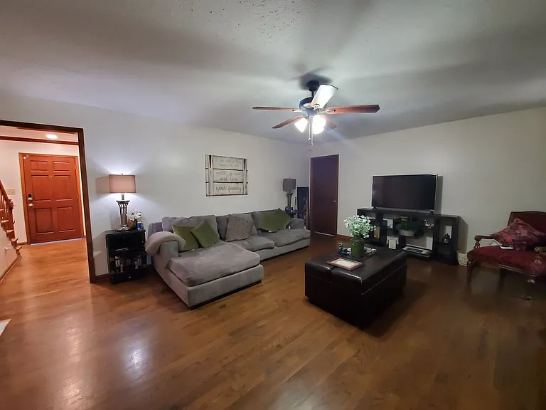 225 Woodglen Dr — Photo 12