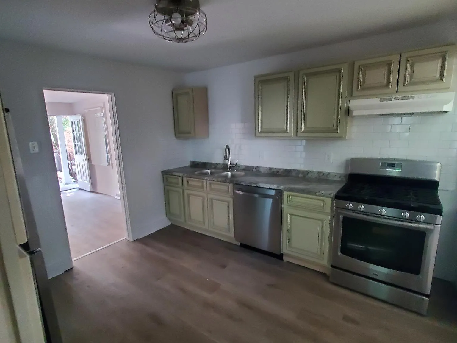 1 bed, 700 sqft, $1,150 — Photo 3