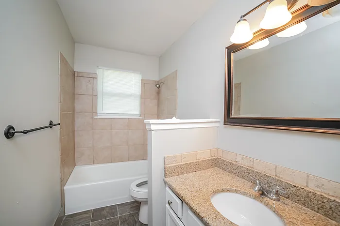 317 NE Lakeview Dr — Photo 8