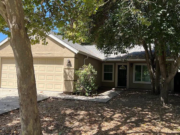 2752 Houston Ave — Photo 1