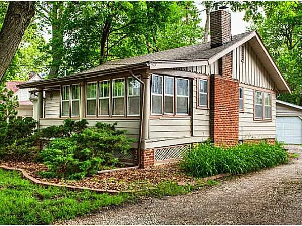 2407 Raymond Dr, Des Moines, IA 50310