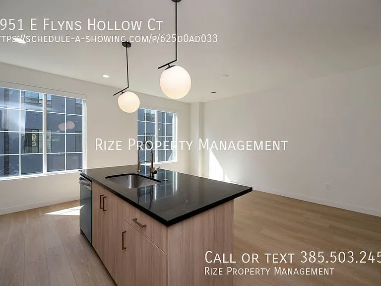 1951 E Flyns Hollow Ct — Photo 5