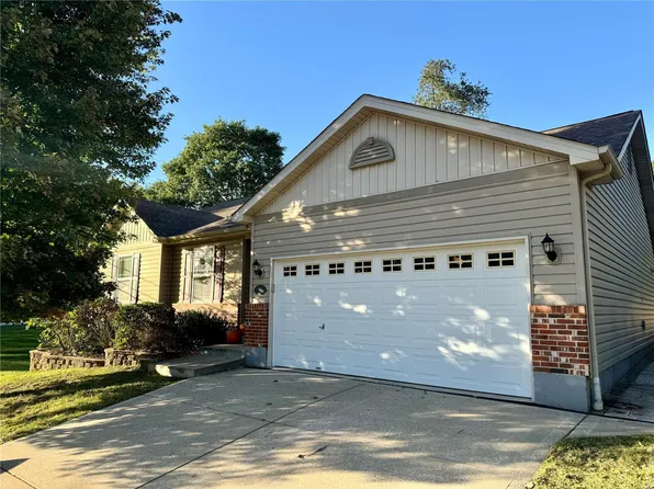 11925 Loxley Ln, Maryland Heights, MO 63043