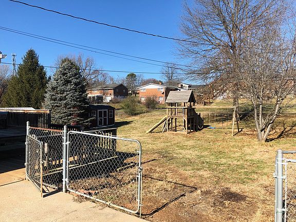 2nd image of 4447 Fontaine Dr