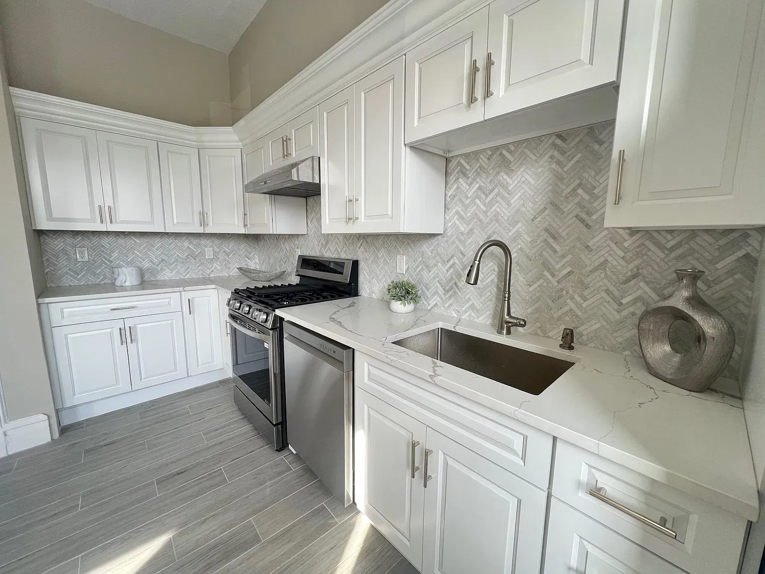 1 bed, 1.0 bath, 700 sqft, $2,400 — Photo 4
