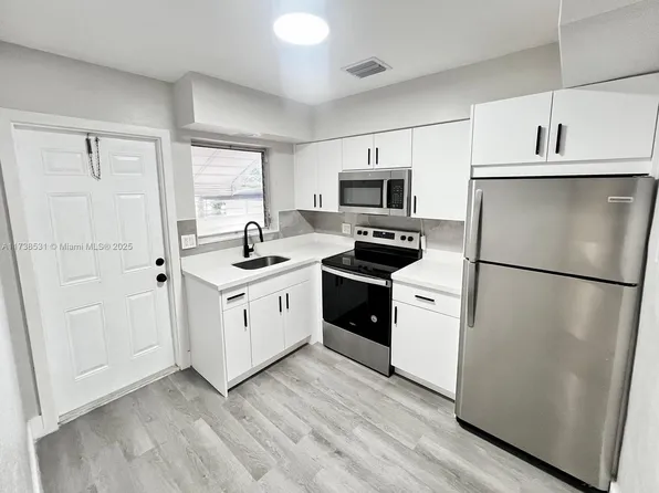 226 SW 6th St #A, Dania, FL 33004