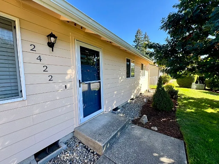 2422 Leach Ct SE — Photo 2