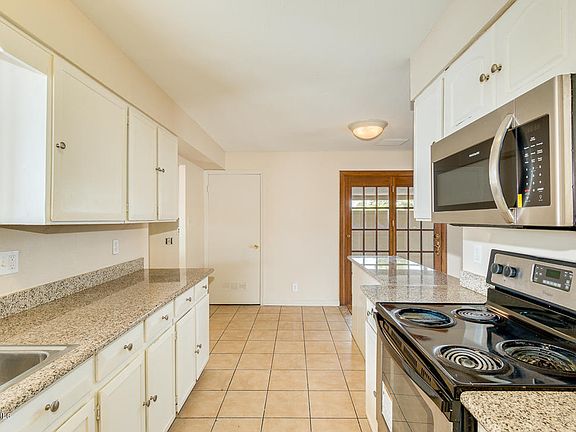 3rd image of 4108 W Wagon Wheel Dr