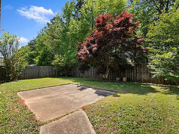 4th image of 119 Pin Oak Dr