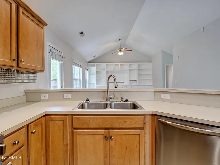 611 Catamaran Dr — Photo 8