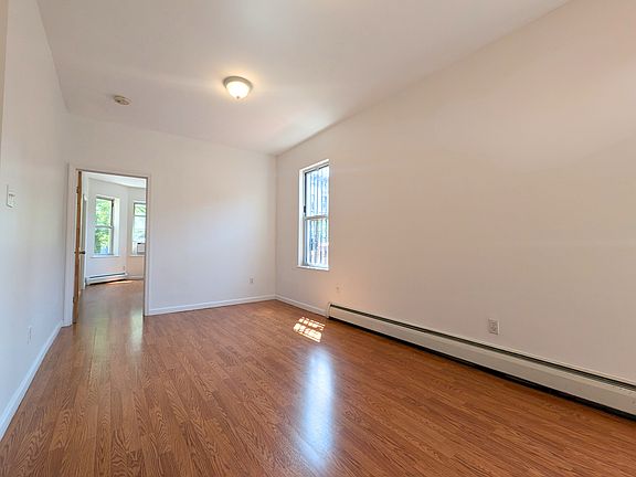 3rd image of 829 Hart St Floor 2