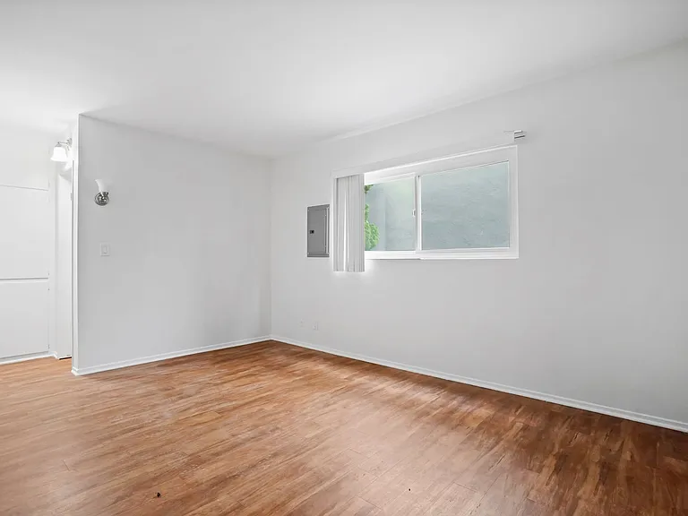 208 Avenue H — Photo 16