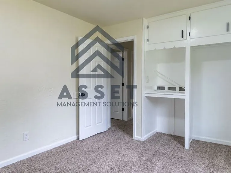 1040 Sycamore Dr — Photo 16