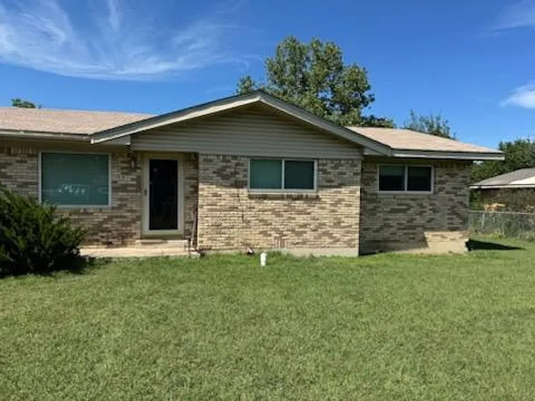 109 W Robin Ln — Photo 2