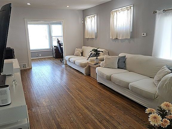 5th image of 1635 Linden Rd