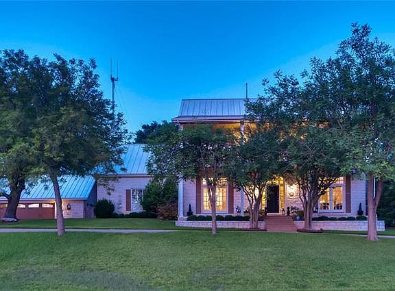 3rd image of 2105 Canonero Dr