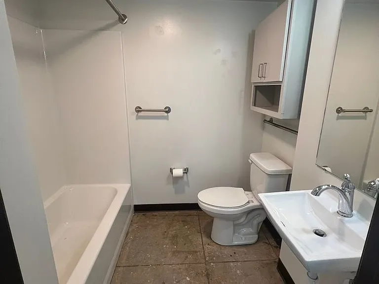 521 W 2nd Street - Leijona — Photo 35
