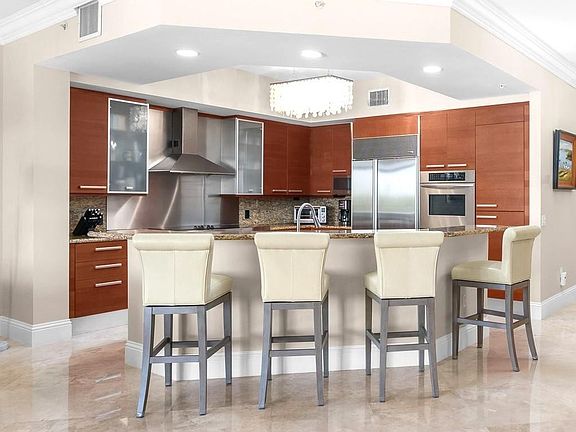 3rd image of 701 SE 21st Avenue #304