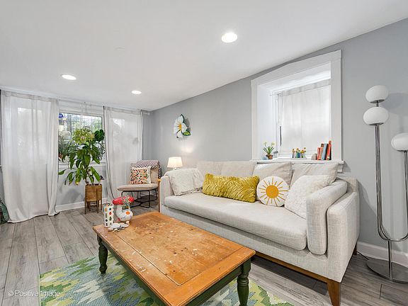 2nd image of 2221 W Cortland St #1