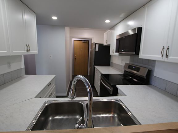 3rd image of 185 Chamberlain Cres #113