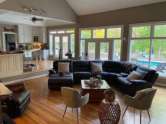 LR w/ vaulted ceilings