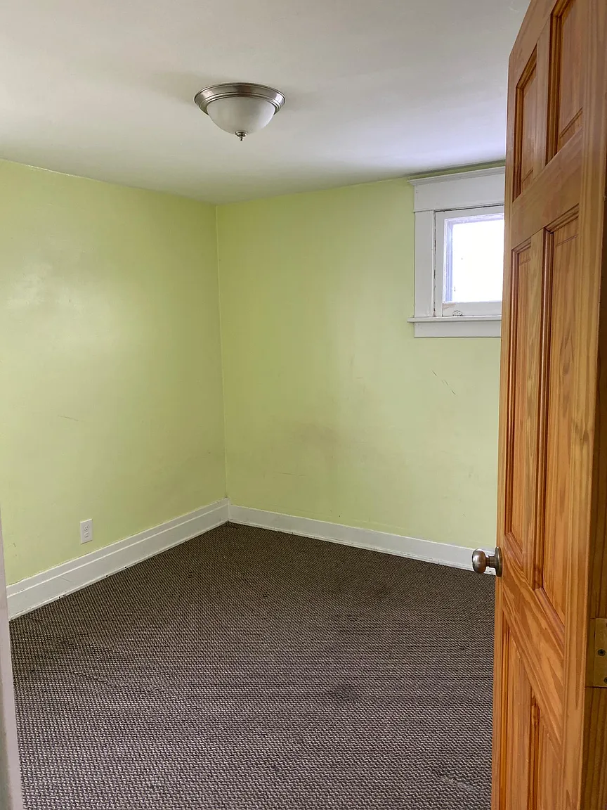 246 Hastings Ave photo 1