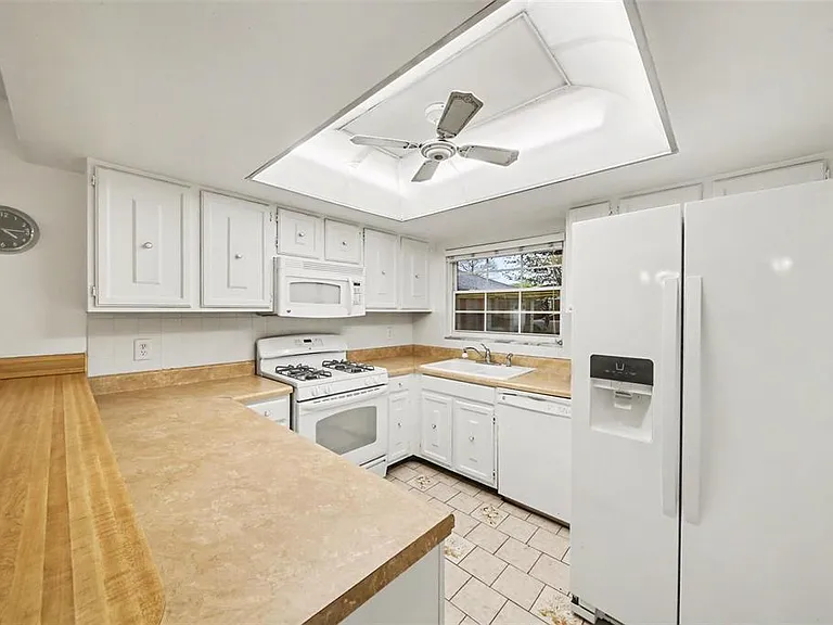 5033 Loyola Ln — Photo 11