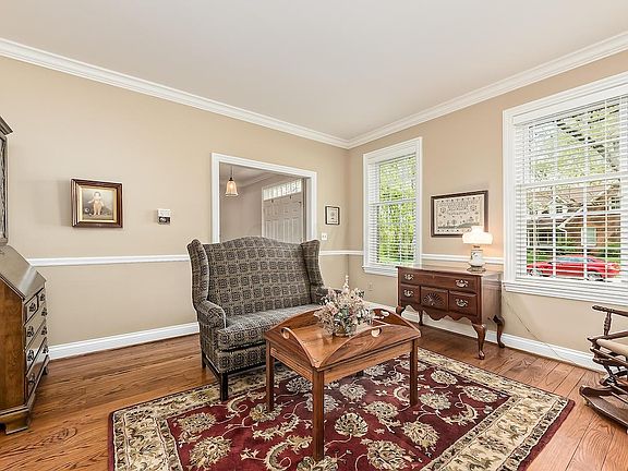 5th image of 200 Greenbrier Ct