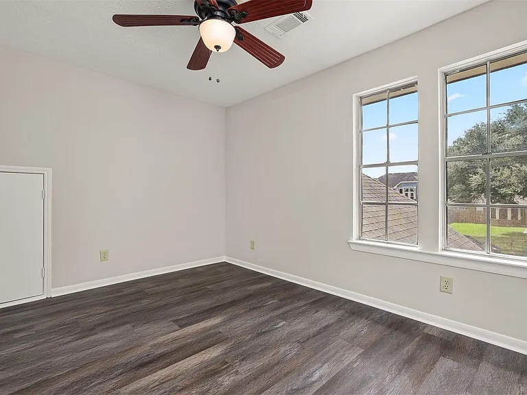 714 Regency Ct — Photo 18
