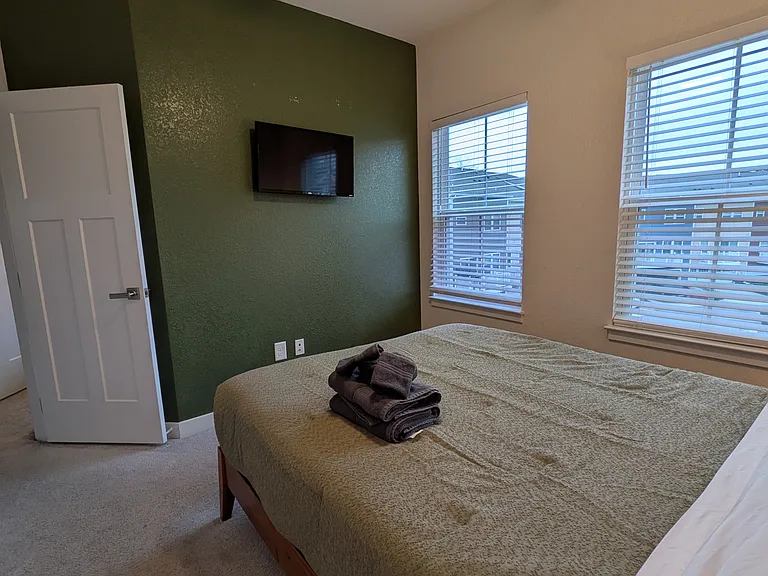 906 Stern Way — Photo 6