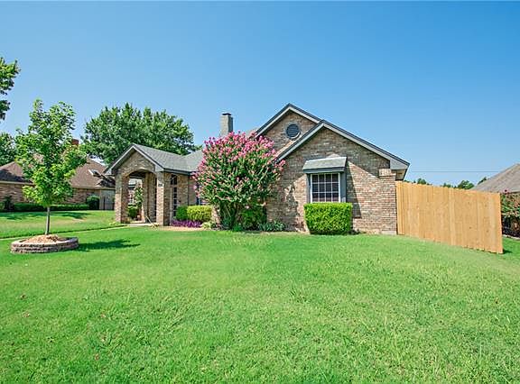3rd image of 1405 Primrose Ln