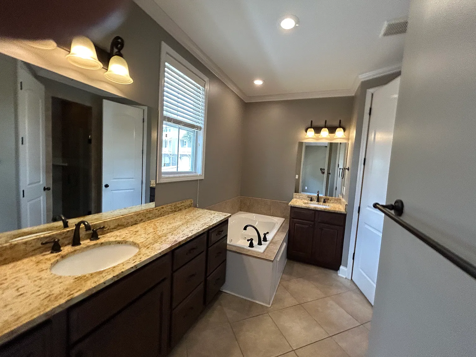 3 bed, 3.5 bath, 1900 sqft, $4,200 — Photo 4